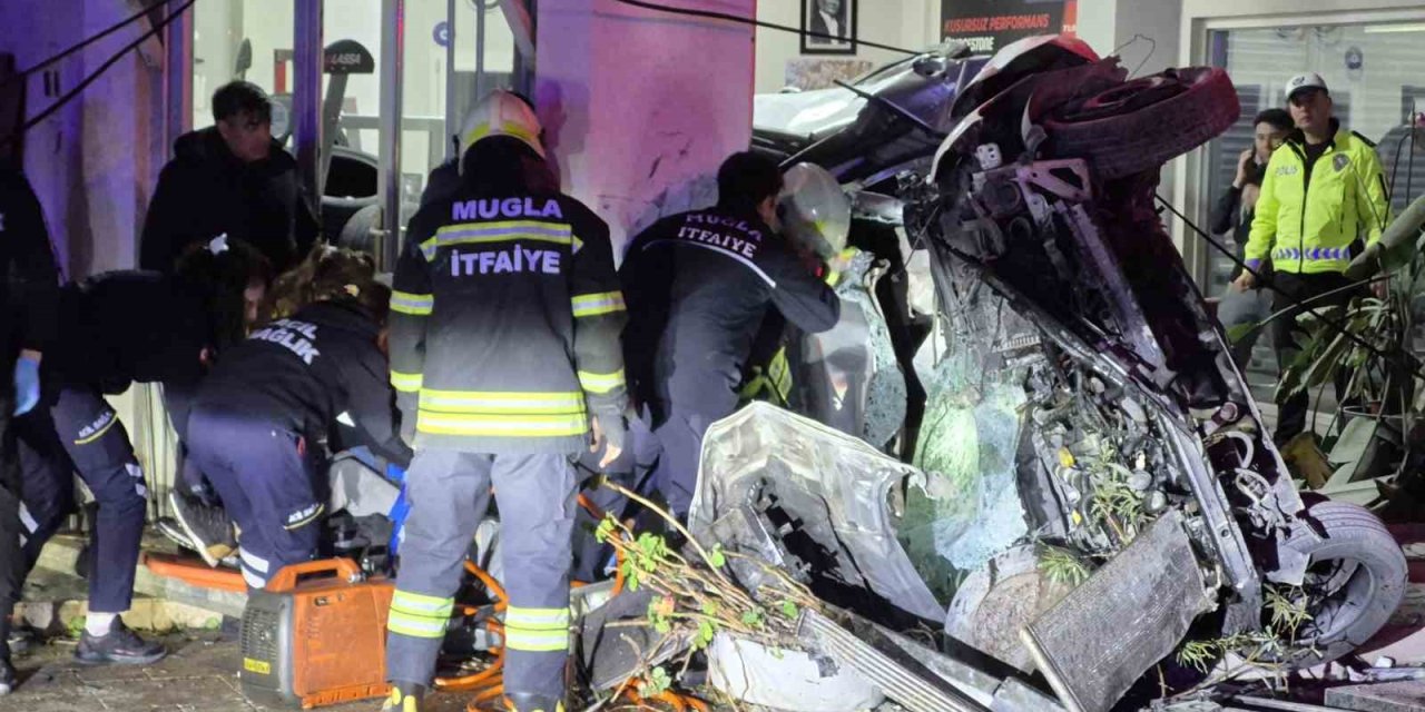 Kontrolden çıkan otomobil iş yerine girdi: 3 yaralı