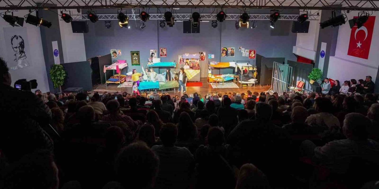 Didim’de ‘Kadın Kadına Özgürlük’ oyunu sanatseverlerle buluştu