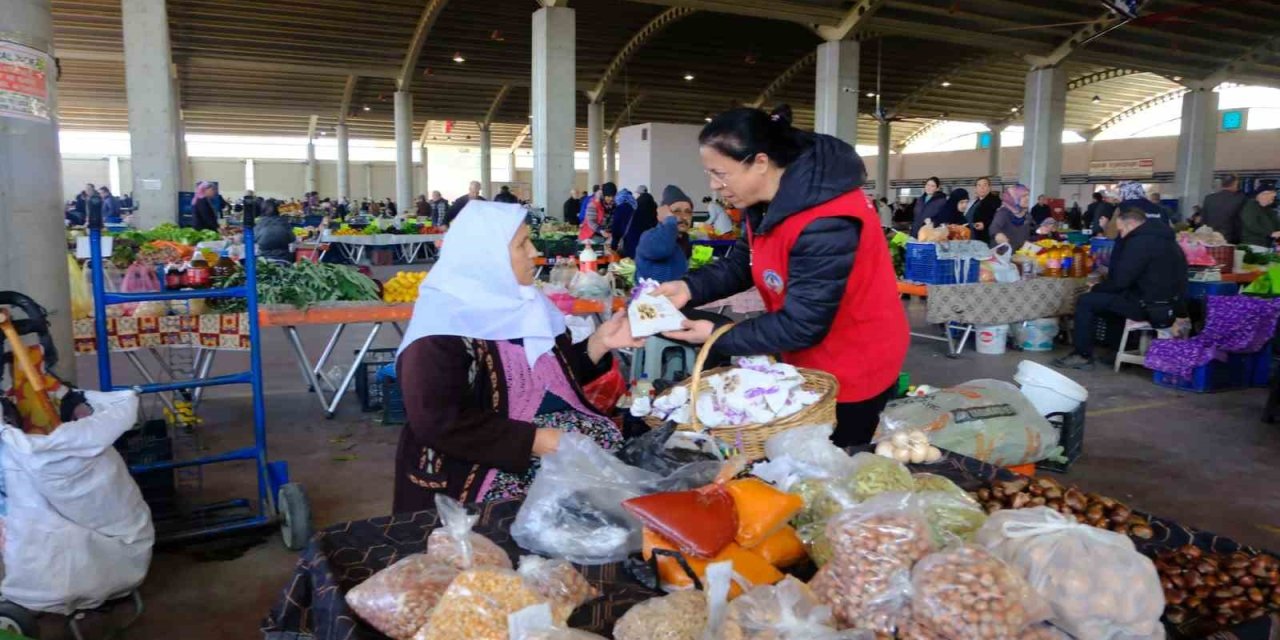 Kuyucak Belediyesi pazaryerinde kadınların gününü kutladı