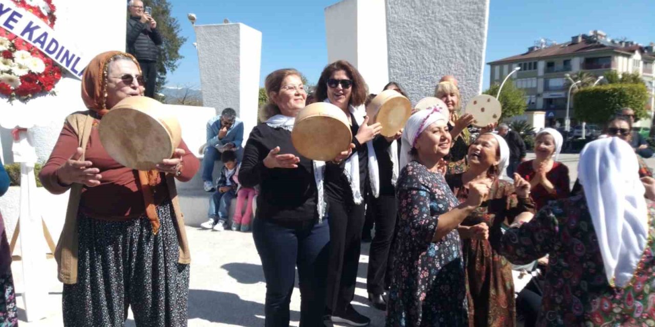 Fethiye’de Kadınlar, günlerini oynayarak kutladı