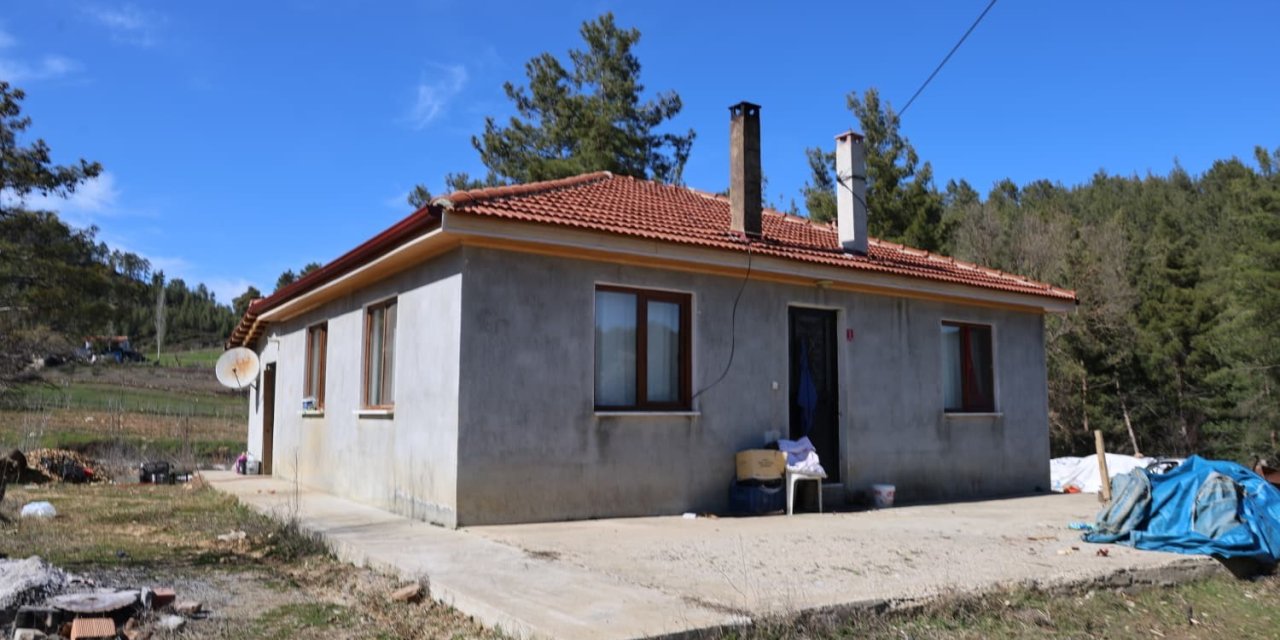 Eşlerin ölümle biten bıçaklı kavgasının ardından olayın yaşandığı ev sessizliğe büründü