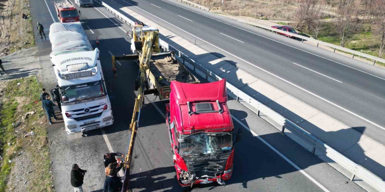 Afyonkarahisar’da tır yolcu minibüsüne çarptı: 11 yaralı