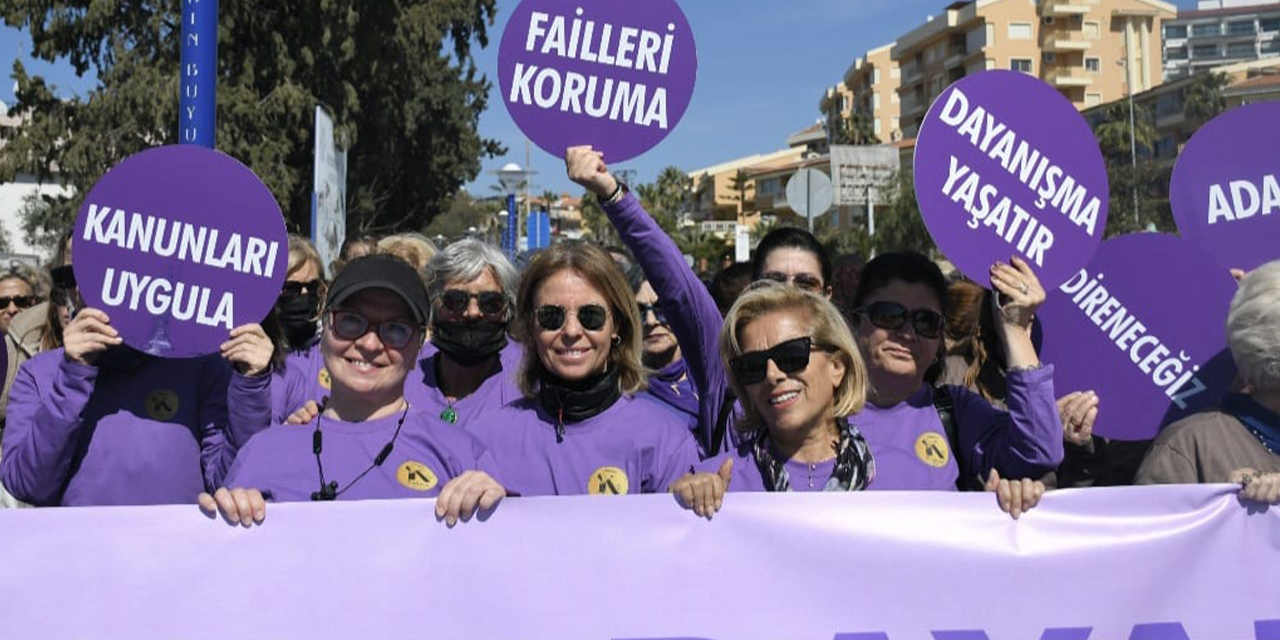 Kuşadası’nda 8 Mart Dünya Kadınlar Günü coşkuyla kutlandı