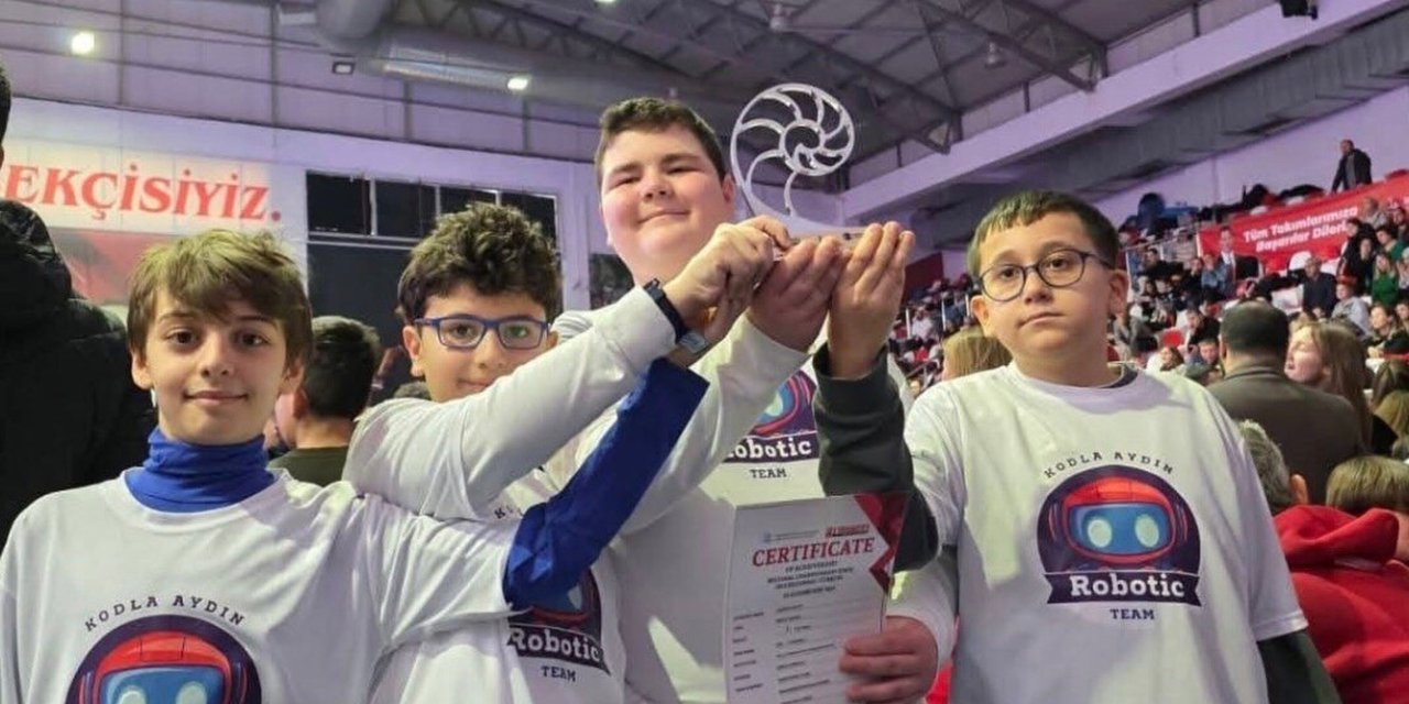 Efelerli öğrenciler robot tasarımında Ege Bölgesi birincisi oldu