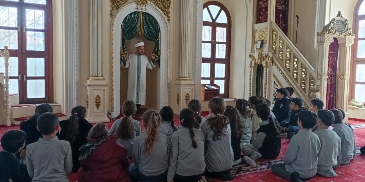 Söke’de öğrenciler camilerin tarihini yerinde öğreniyor