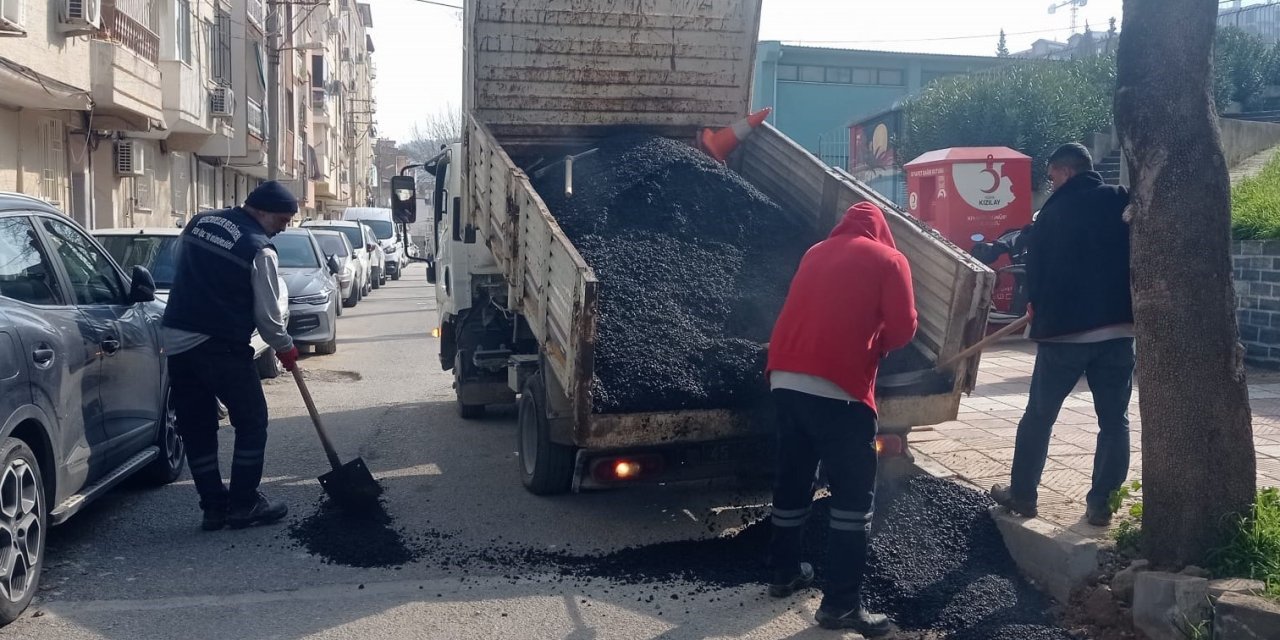 Şehzadeler’de bozulan yollar onarılıyor