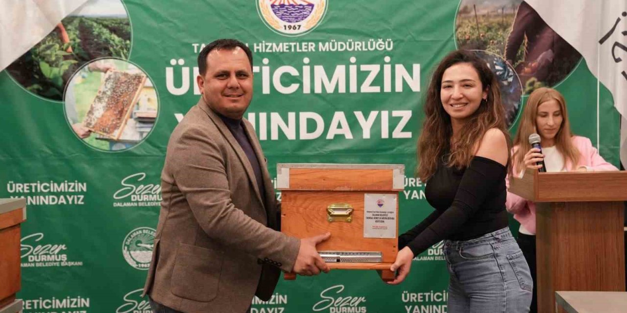 Dalaman Belediyesi’nden genç arıcılara kovan desteği