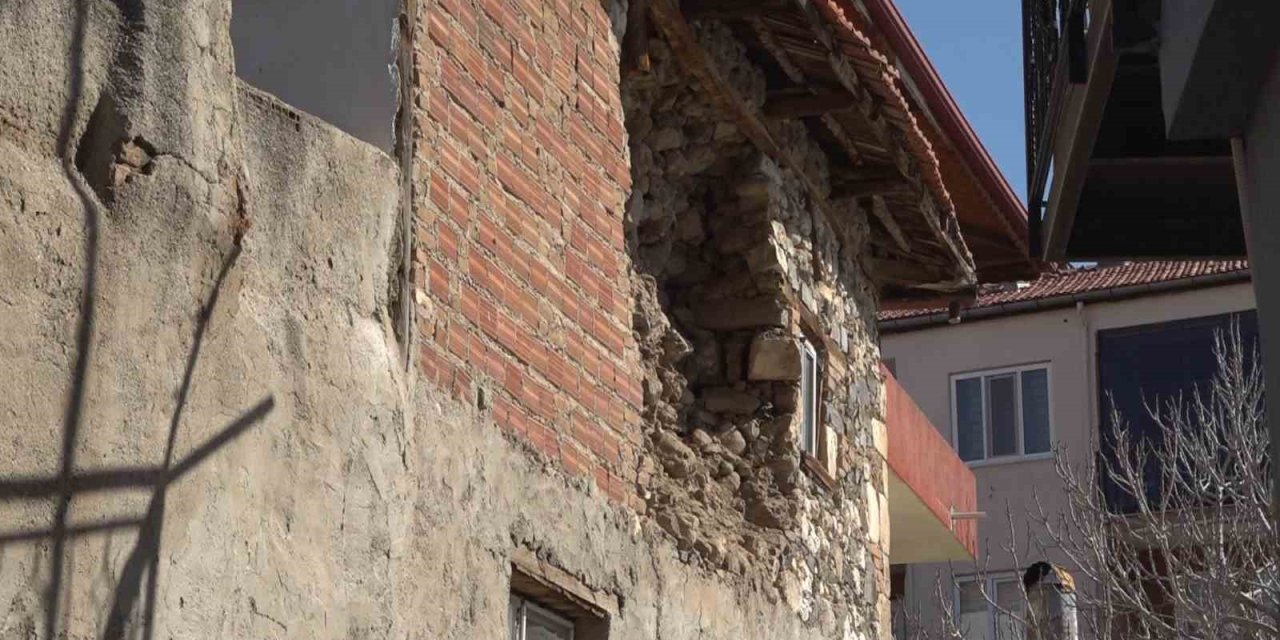 5.1 büyüklüğündeki depremin merkez üssü olan Buldan’daki eski yapılarda büyük hasarlar oluştu