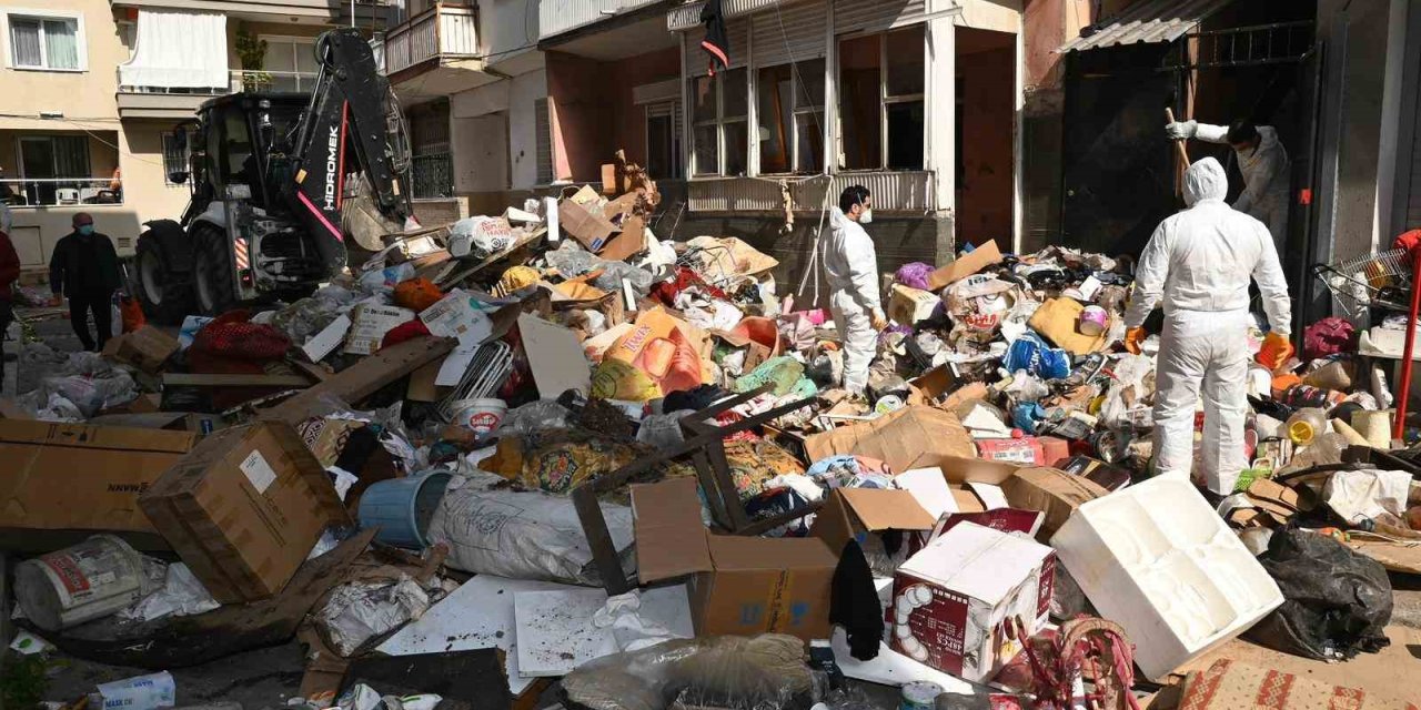 Karabağlar’da çöp evden 12 kamyon atık çıkarıldı