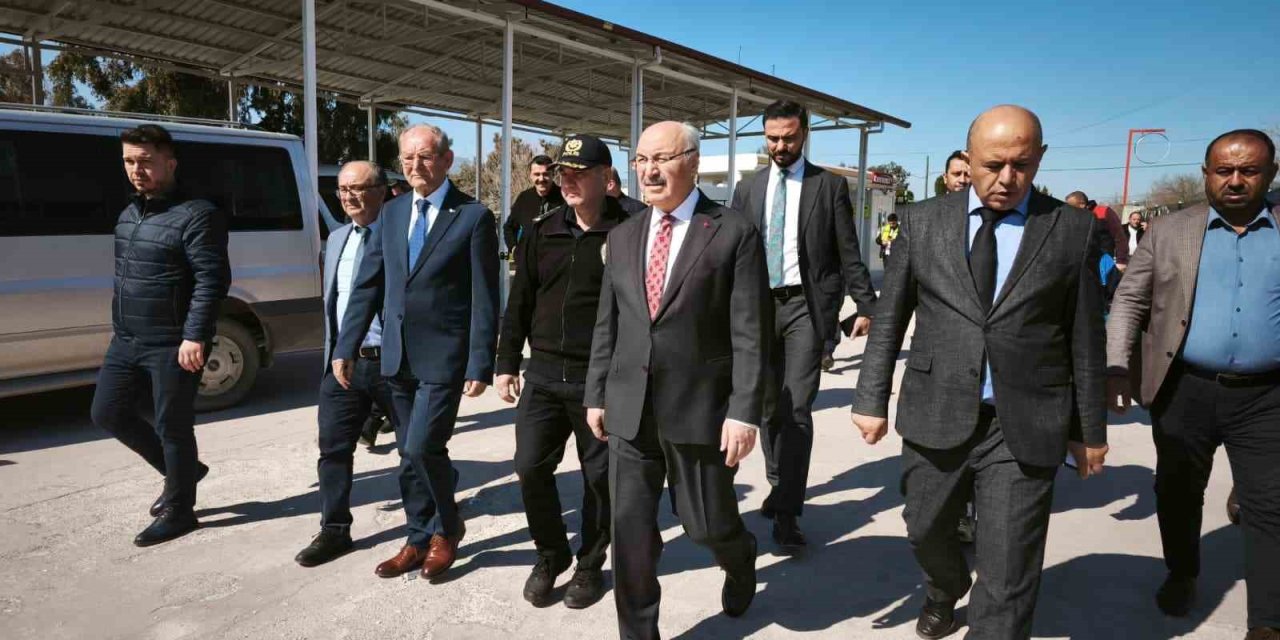 Vali Köşger açıklama yaptığı sırada artçı depreme yakalandı