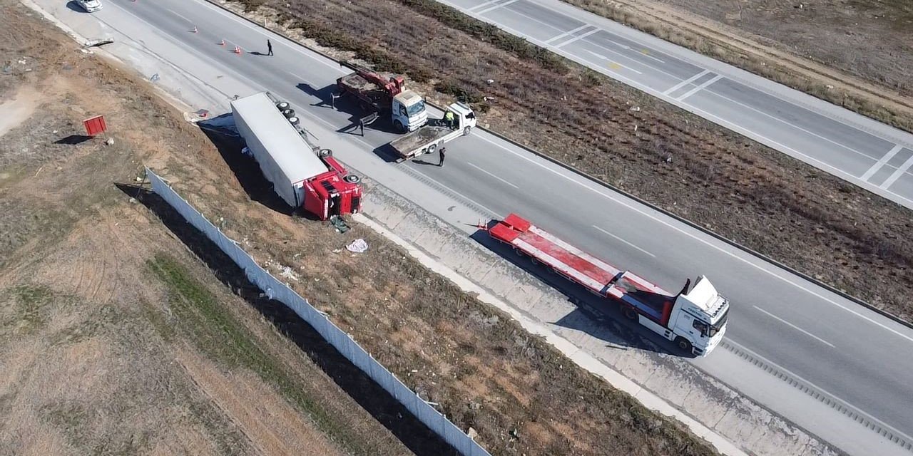 Hırdavat malzemesi yüklü tır devrildi, sürücü yaralandı