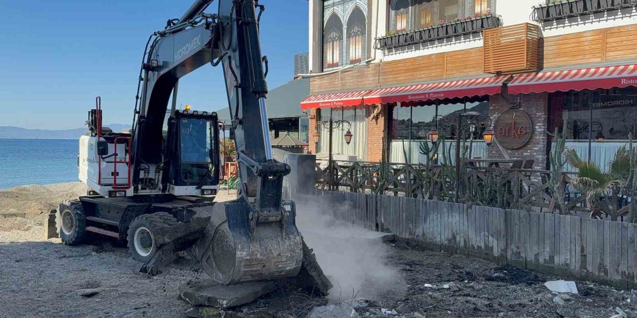 Kumbahçe sahilinde işgalden temizleniyor