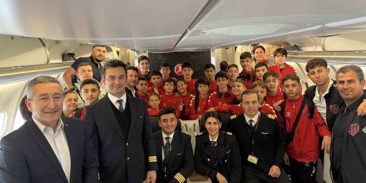 Katar’da mahsur kalan sporcular Türkiye’ye geldi