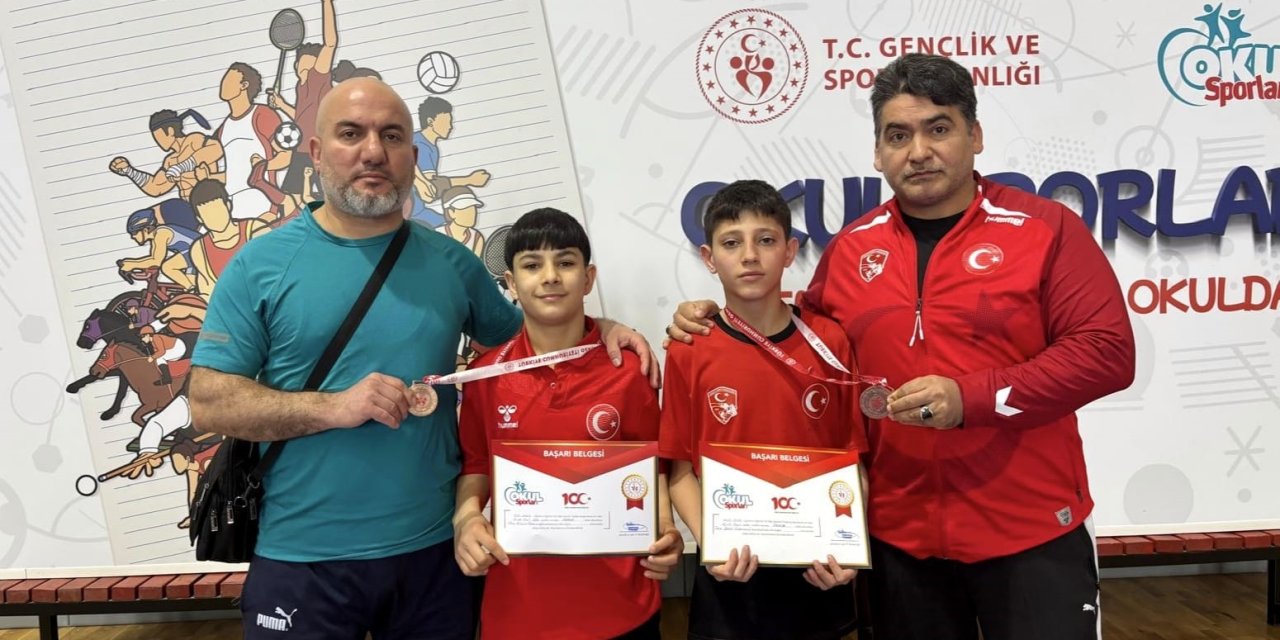 Yunusemreli yıldız güreşçilerden iki bronz madalya