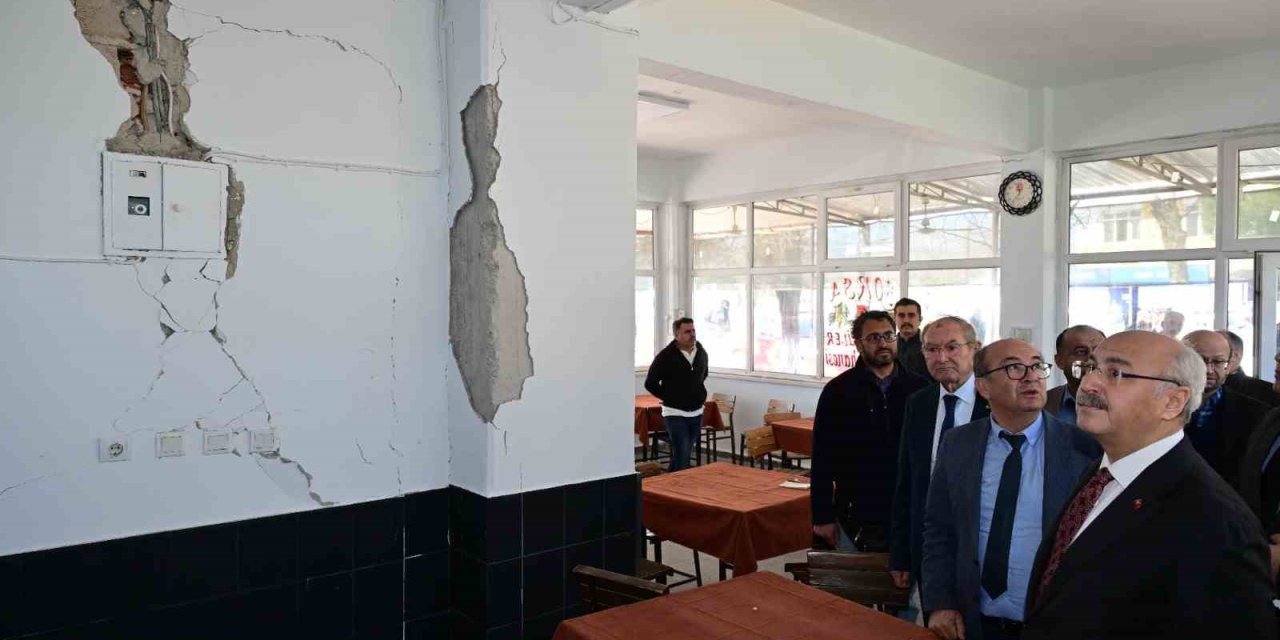 Vali Köşger, 5.1’lik depremin merkez üssü Buldan’da incelemelerde bulundu