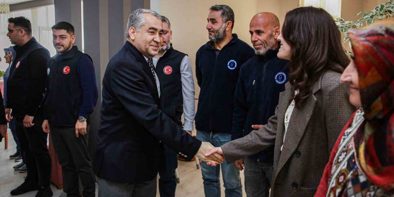 ADÜ İktisadi İşletme Müdürlüğü personeline Ramazan Ayı dolayısıyla alışveriş kartı verildi