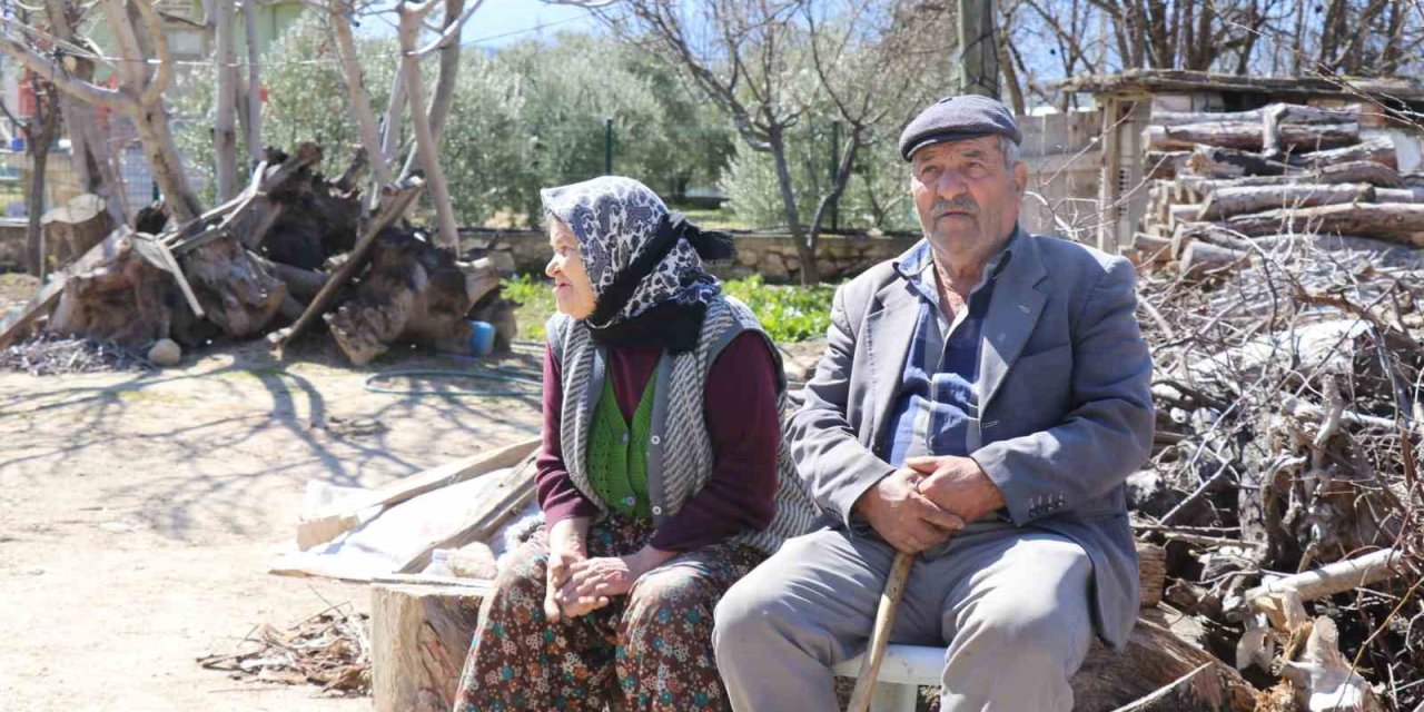 Depremde hasar gören evlerini dışarıdan izliyorlar