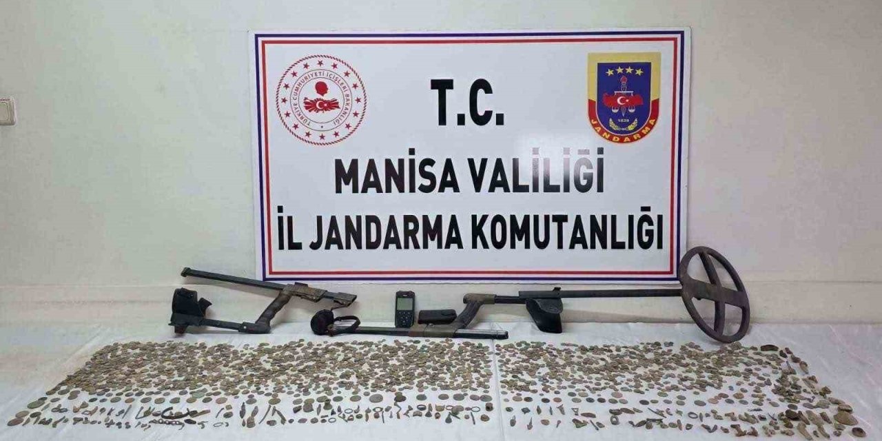 Manisa’da 2 bin 580 sikke ve 235 tarihi obje ele geçirildi
