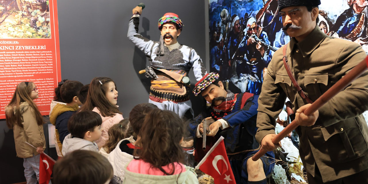 Efeler’de miniklere tarih yolculuğu: Gündüz Bakımevi öğrencileri milli mücadele izinde