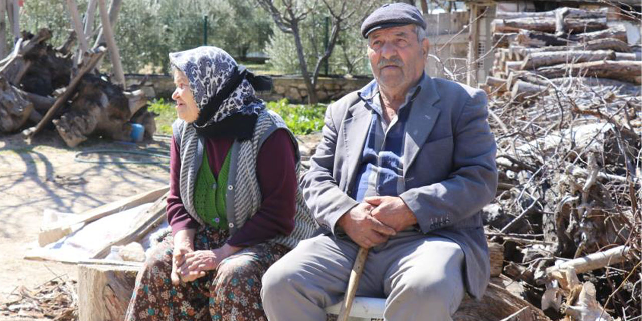 Depremde evleri hasar gördü: Yaşlı çift evlerinin önünde bekliyor
