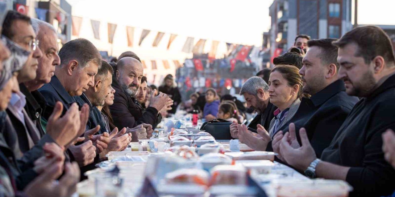 Çamdibi’nde binlerce kişilik iftar sofrası