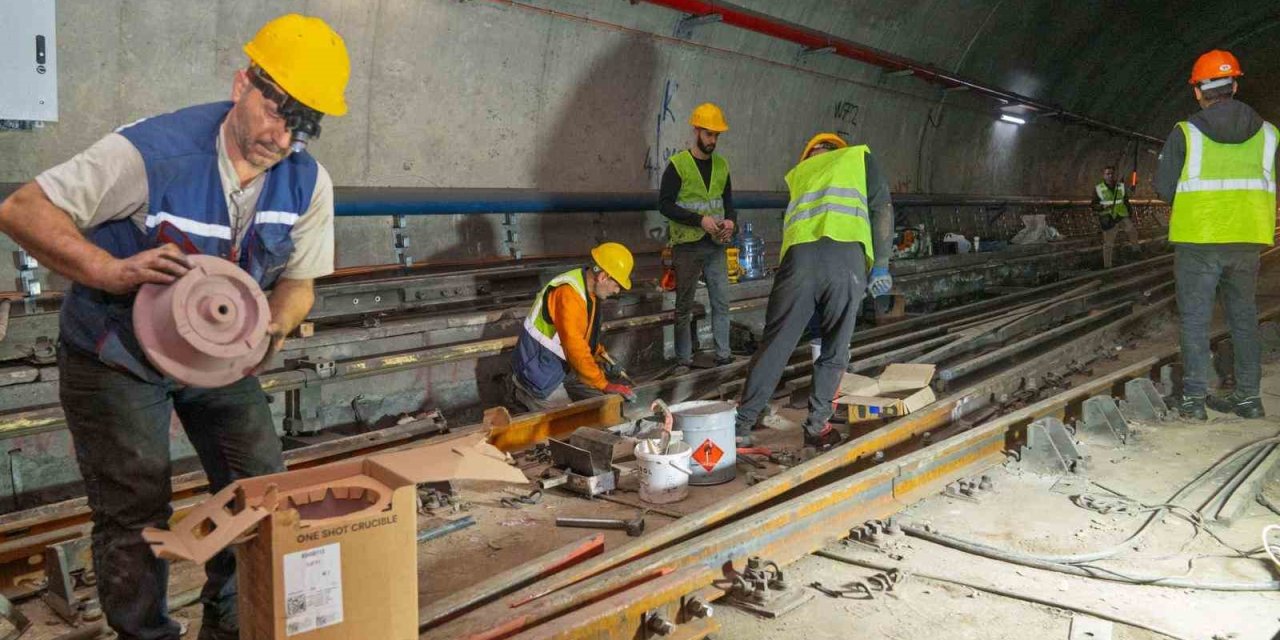 Bornova’da metro hattında raylar yenileniyor