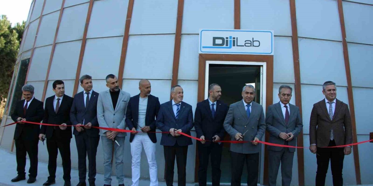 ADÜ’de dijital eğitim laboratuvarı açıldı