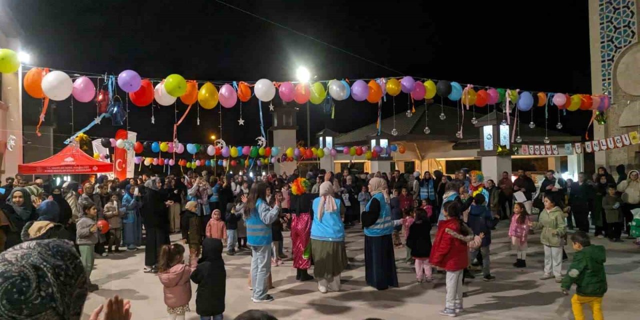 Teravih sonrası cami avlusunda çocuk şenliği düzenlendi