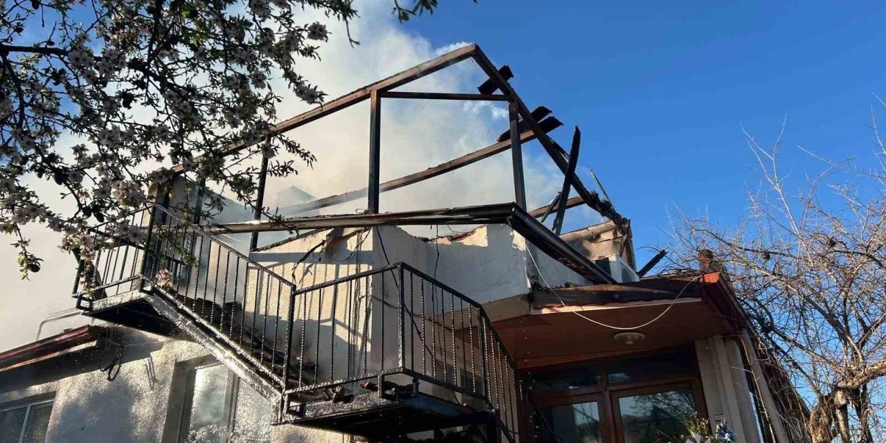 Denizli’de korkutan yangında çatı küle döndü