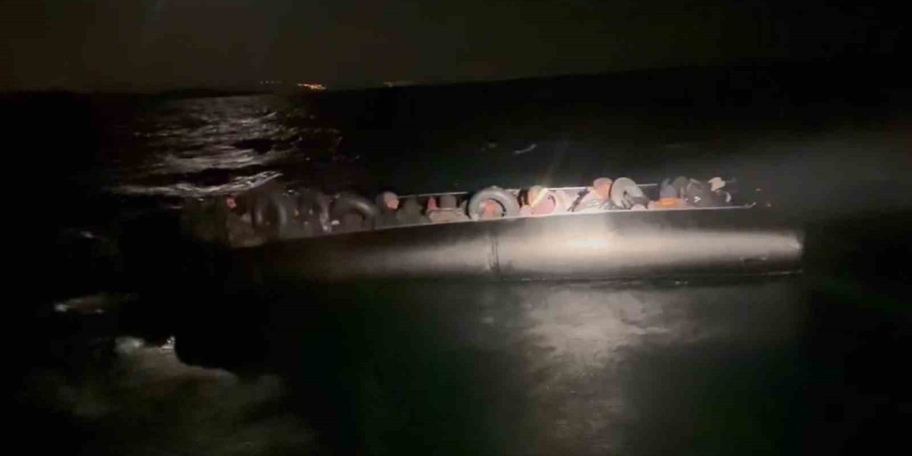 İzmir’de lastik bot içerisindeki 45 düzensiz göçmen yakalandı