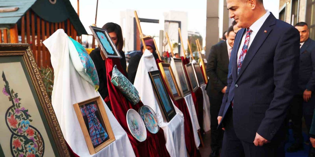 ‘Sanatın diliyle değerlerimiz, hat, tezhip, ebru’ sergisi açıldı