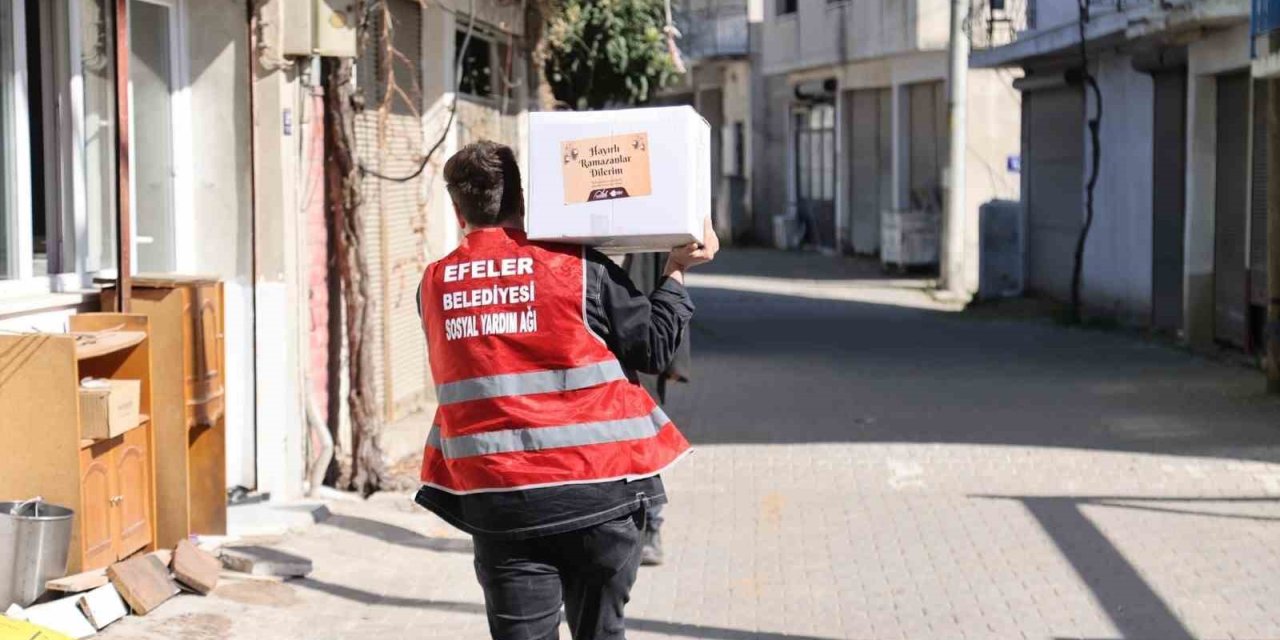 Efeler’in ’Kardeş Eli’ Ramazan’ın bereketini hanelere taşıyor