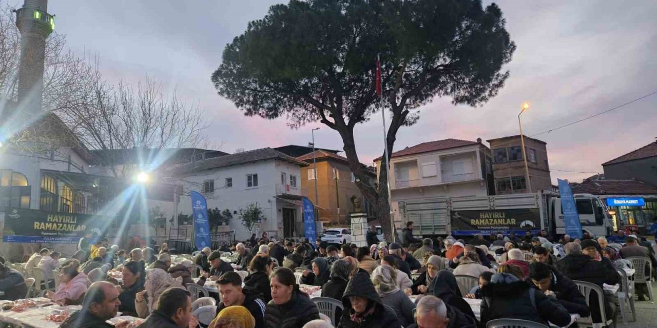 Büyükşehir’in iftar sofraları vatandaşları buluşturuyor