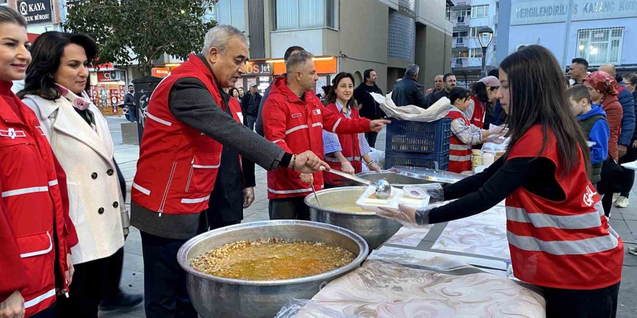 Kızılay’ın iftar çadırı Alaşehir’de dayanışmanın simgesi oldu