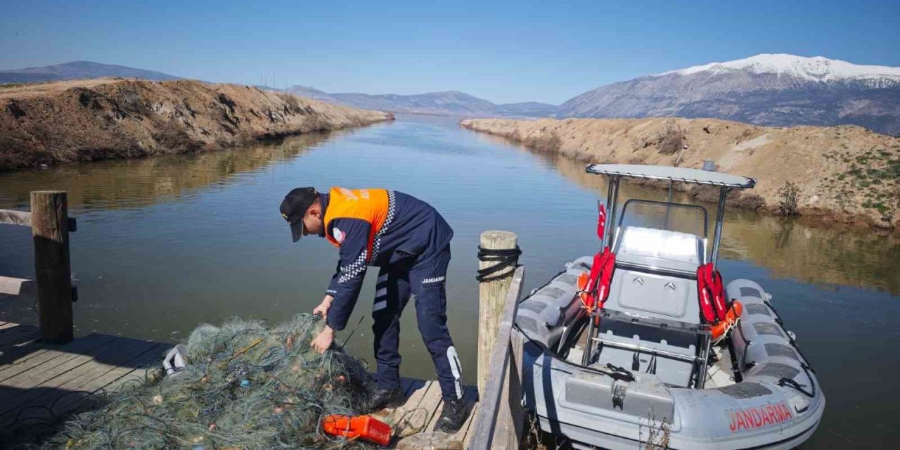 Işıklı Barajında kaçak avcılığa geçit yok 5 bin metre ağ ele geçirildi