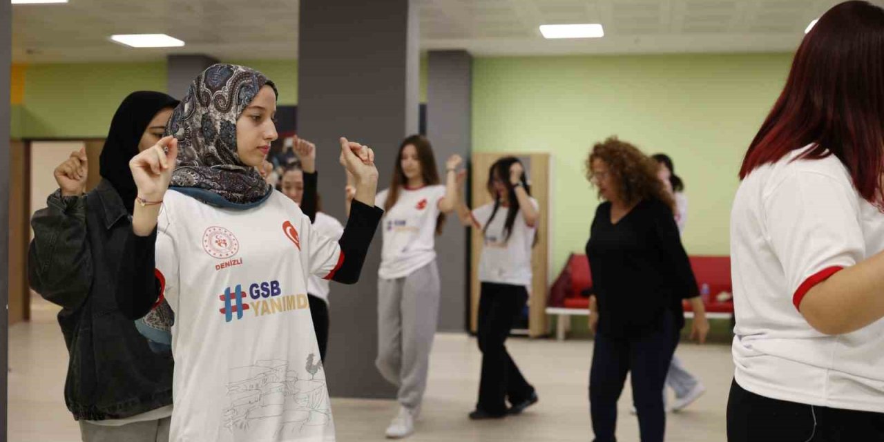Denizli’de öğrenciler yurtlarda halk oyunları öğreniyor