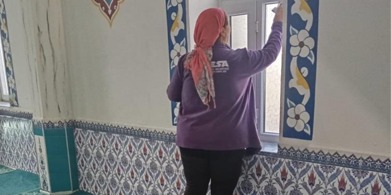 Germencik’te vatandaşların ibadeti için camilerde temizlik sürüyor