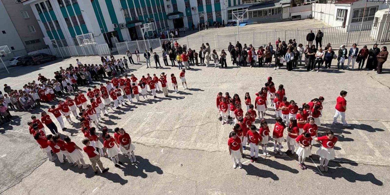 İzmir’de öğrenciler İstiklal Marşı’nı işaret diliyle okudu