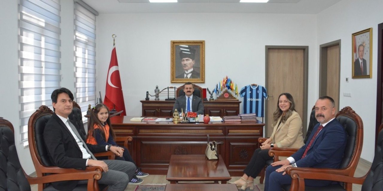 Köyceğiz’de İstiklal Marşı’nı okuma yarışmasında 1’inci olan öğrenci ödüllendirildi