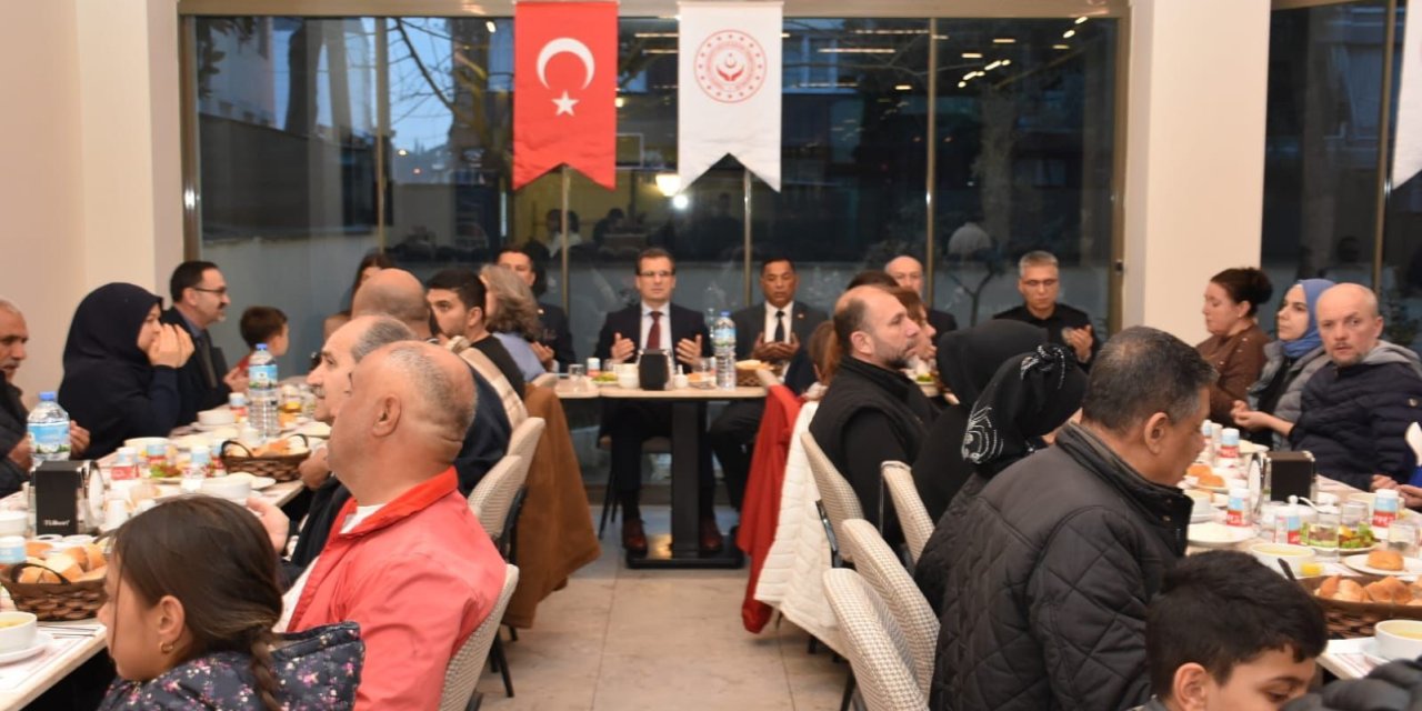 Salihli Kaymakamı Güldoğan, iftarını Roman vatandaşlarla açtı