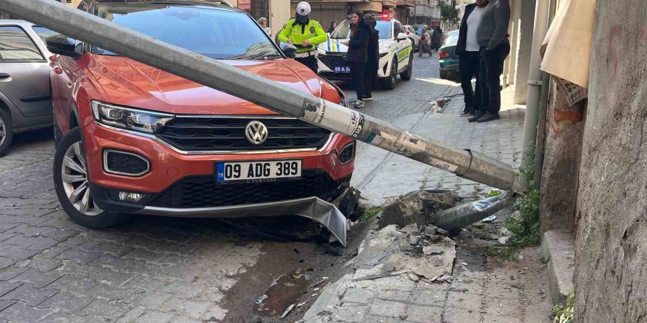 Kontrolden çıkan otomobil aydınlatma direğini devirdi