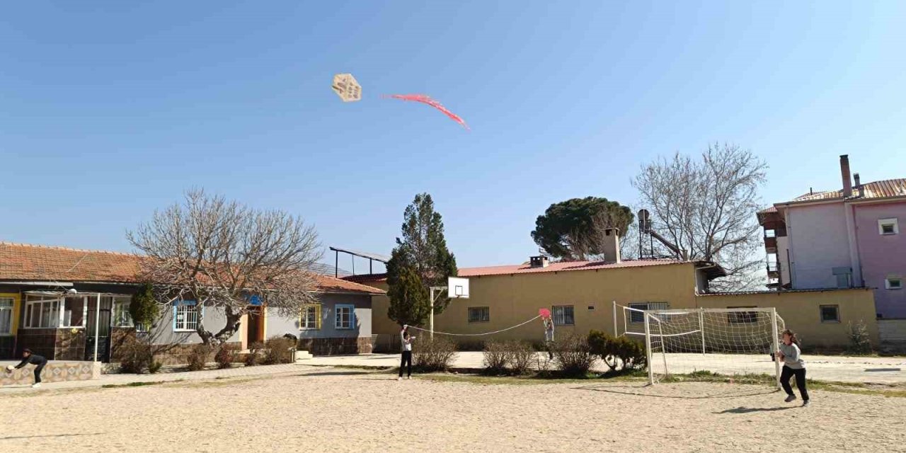 Matematiği uçurtmayla anlattı, öğrenciler hem eğlendi hem öğrendi