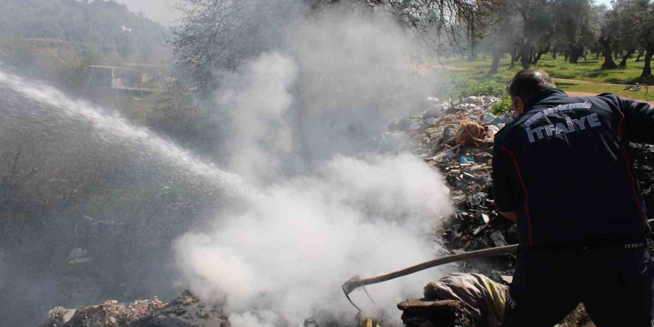 Çöplük alanda çıkan yangın ekipleri harekete geçirdi