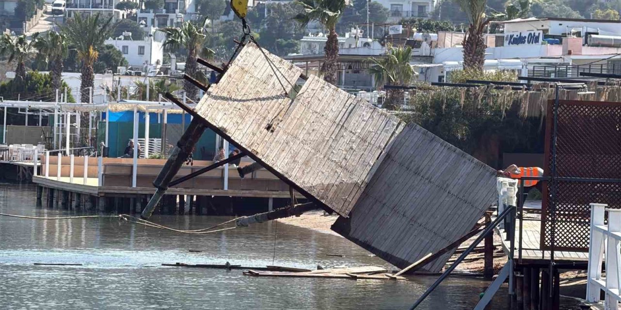 Sosyetenin iskeleleri teker teker yıkıldı, Türkbükü sahilinde büyük temizlik