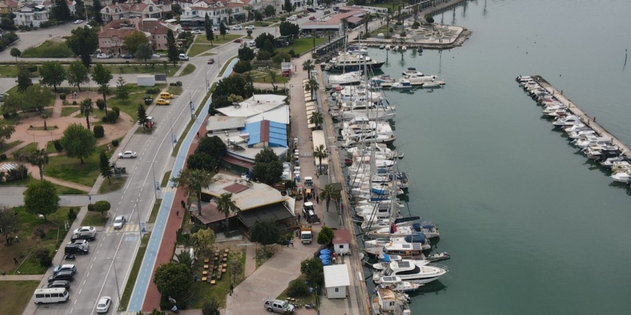 Fethiye’de sahil bandında kaçak yapılar yıkılıyor