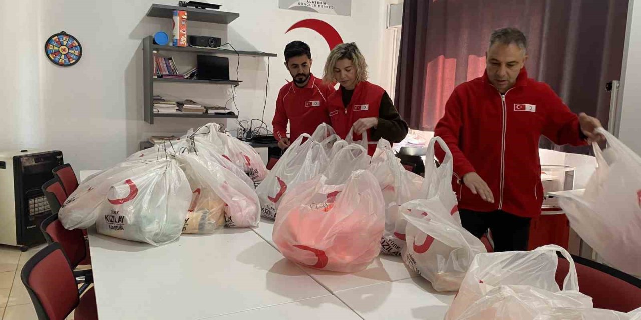 Alaşehir’de Kızılay’dan çocuklara bayram hediyesi