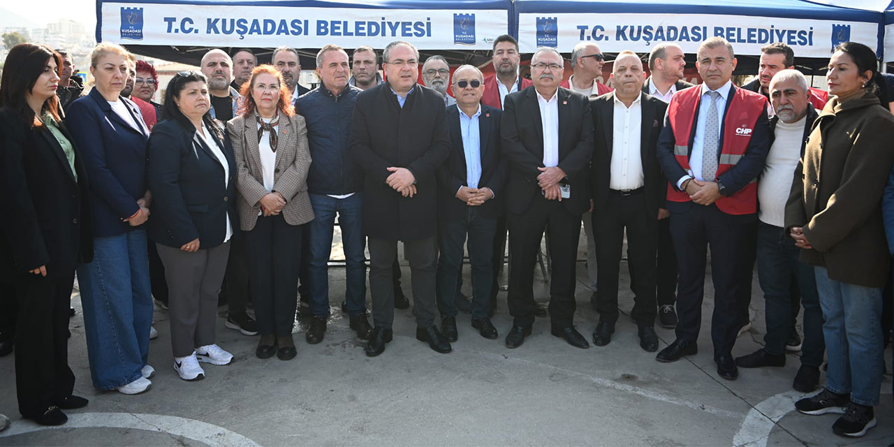 Kuşadası’nda ‘demokrasi nöbeti’: CHP’den Başkan Ömer Günel’e destek