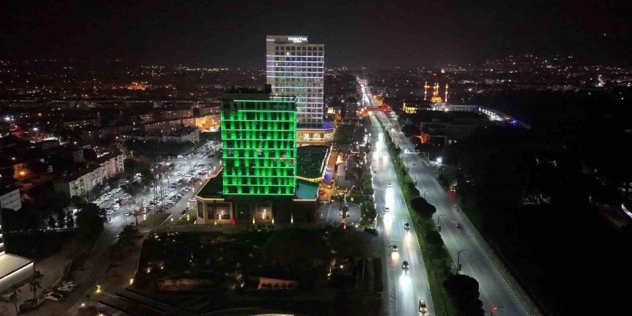 Manisa Büyükşehir Belediyesinden Tıp Bayramı’na özel ışıklandırma