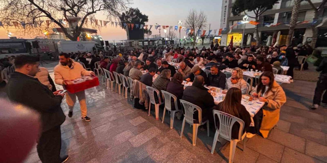 Dikili Cumhuriyet Meydanı’nda binler aynı sofrada