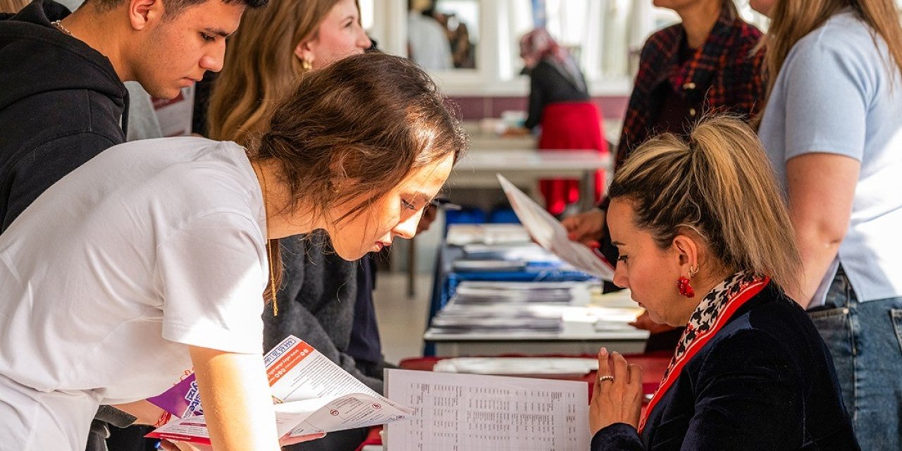 Radikal Okullarında kariyer günleri: Uzman isimler öğrencilerle geleceği konuştu